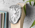 Cieknący zegar Salvadora Dali - cyfry arabskie